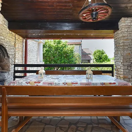 Suzi 2381 Перой