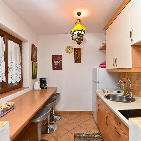 Suzi 2381 Перой